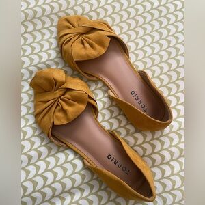 Beautiful yellow Torrid bow flats, size 7.5WW